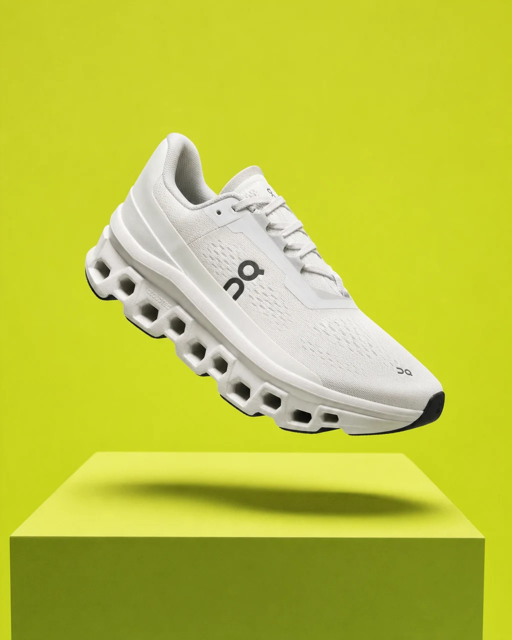 Producto flotante · concepto On generado con IA