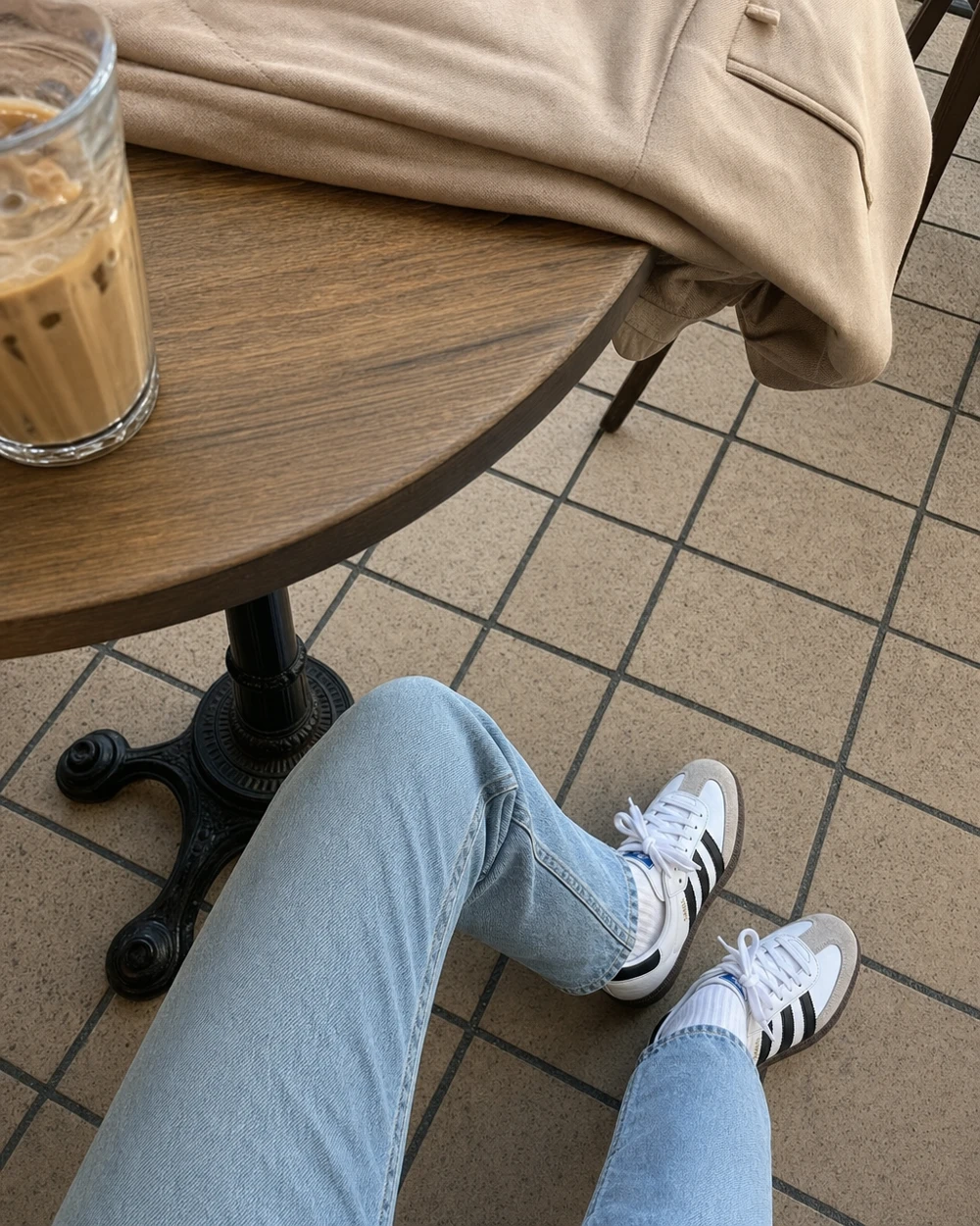 Tenis bajo una mesa de café; concepto Samba generado con IA